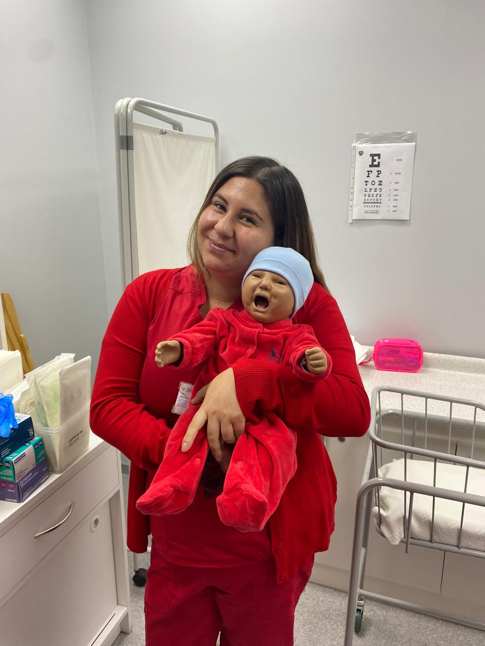 Constanza Salas, TENS y estudiante de Obstetricia, cuidado integral de la mujer y el niño